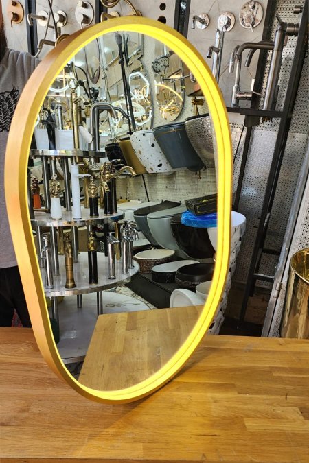 مرآة مضيئة بإطار ذهبي